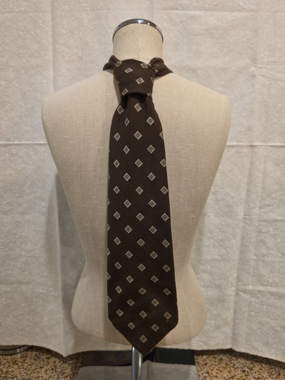 Vtg. Mens Desmonds Brown W/ Diamond Pattern Necktie